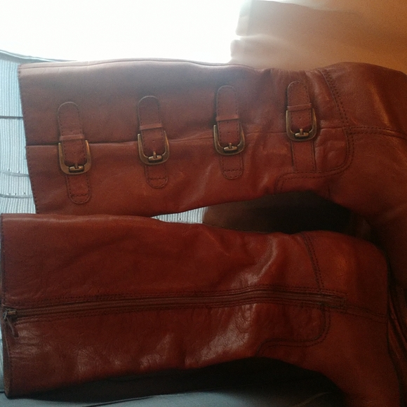 Boot's - Picture 6 of 6